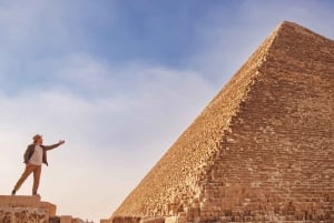 Desde Hurghada: Excursión a las Pirámides y Museo de El Cairo con Crucero por el Nilo