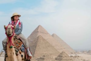 Hurghada: Przejażdżka na wielbłądzie wzdłuż piramid w Gizie i Muzeum w Kairze