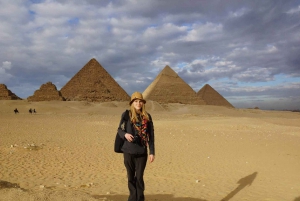 Hurghada: Päiväretki Pyramideille, Memphisiin ja Sakkaraan lentäen.