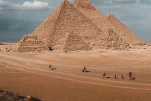 Mellomlandingstur til pyramider, museum, basar og lysshow
