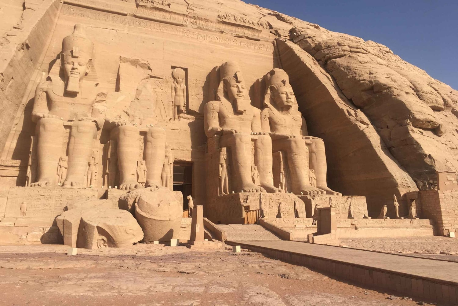 ルクソールからアブ シンベルへの4日間ツアー