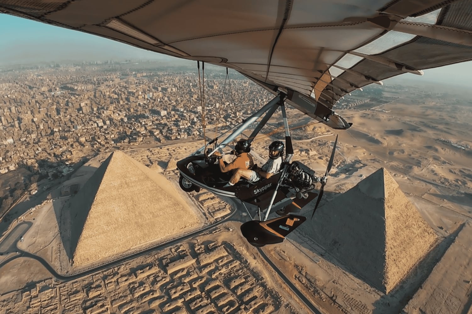 Lot mikrolotem nad piramidami w Gizie w Egipcie