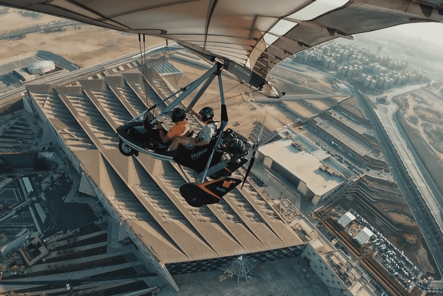 Lot mikrolotem nad piramidami w Gizie w Egipcie