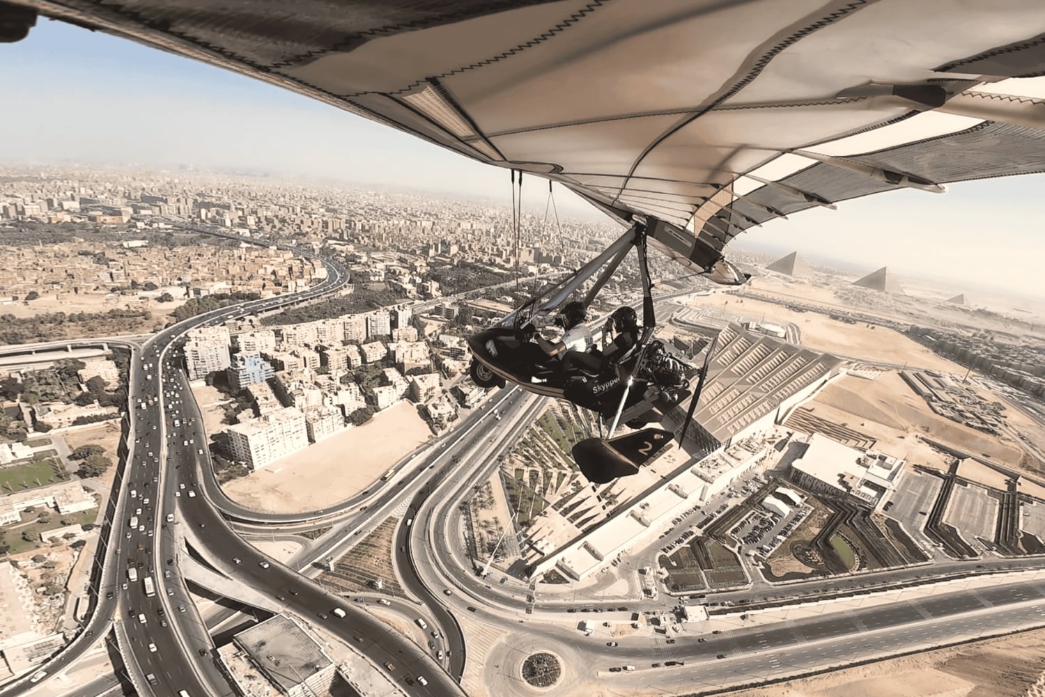 Lot mikrolotem nad piramidami w Gizie w Egipcie