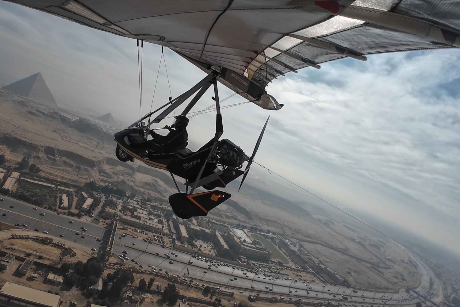 Lot mikrolotem nad piramidami w Gizie w Egipcie