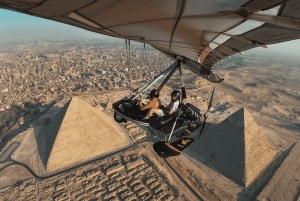 Lot mikrolotem nad piramidami w Gizie w Egipcie