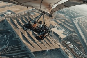 Lot mikrolotem nad piramidami w Gizie w Egipcie