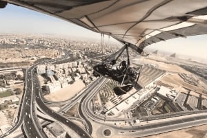 Lot mikrolotem nad piramidami w Gizie w Egipcie