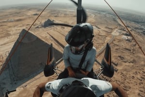 Lot mikrolotem nad piramidami w Gizie w Egipcie