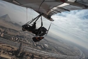 Lot mikrolotem nad piramidami w Gizie w Egipcie