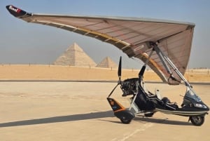 Lot mikrolotem nad piramidami w Gizie w Egipcie