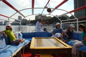 Breve gita in barca con ciambella di Feluca sul Nilo al Cairo