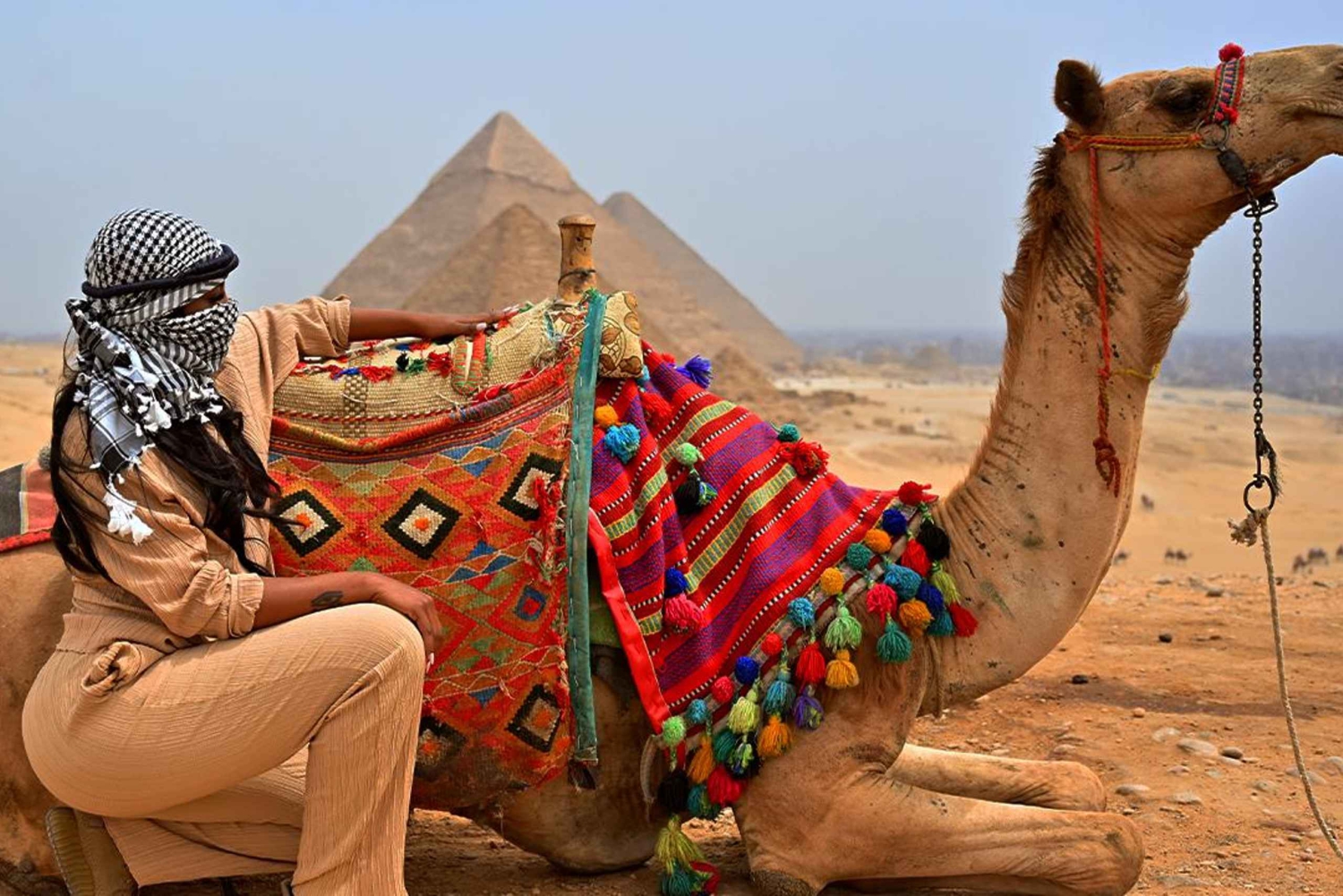 Paseo en camello al amanecer, tour privado a las pirámides y desayuno local.