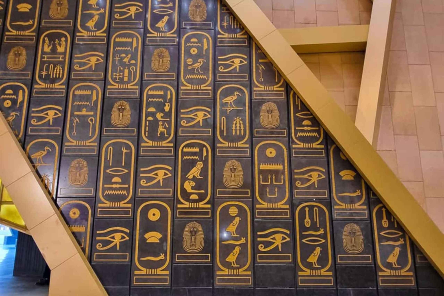 Rundvisning på det store egyptiske museum af en historiefortæller