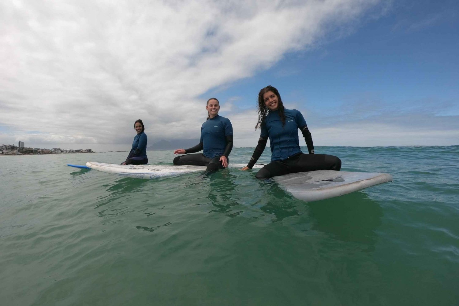 Cape Town: Learn to surf with the view of Table Mountain