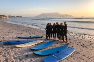 Kapstadt: Surfen lernen mit Blick auf den Tafelberg