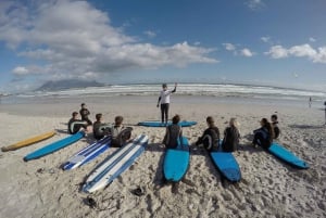 Cape Town: Learn to surf with the view of Table Mountain