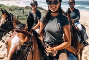 Kapkaupunki: Yksityinen ratsastusretki rannalla, viiniretki ja lounas