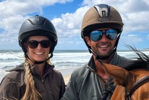 Kapkaupunki: Yksityinen ratsastusretki rannalla, viiniretki ja lounas