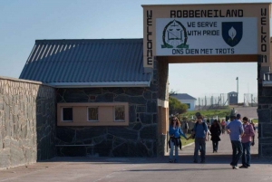 Cape Town: Private Robben Island, Table Mountain & City Tour