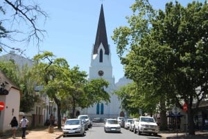 Из Кейптауна: полудневная экскурсия по винодельческим районам с дегустацией вин.