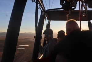 Kuuma-ilmapallo ja Cape Winelands -yksityisopastettu kierros