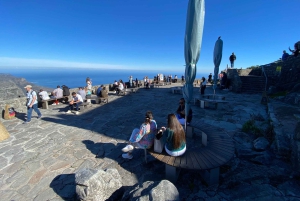 ロベン島ツアー＆テーブルマウンテンガイドツアー