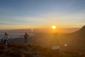Vandring i solnedgången eller soluppgången på Lions Head, Kapstaden