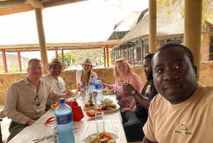 Ui pingviinien kanssa Boulders Beachin pingviinisiirtokunnassa.
