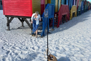 Ui pingviinien kanssa Boulders Beachin pingviinisiirtokunnassa.