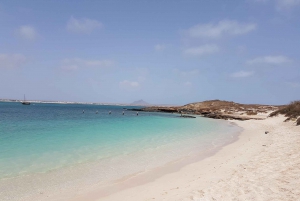 Boa Vista: Excursión en yate a motor con pesca, snorkel y barbacoa en la playa