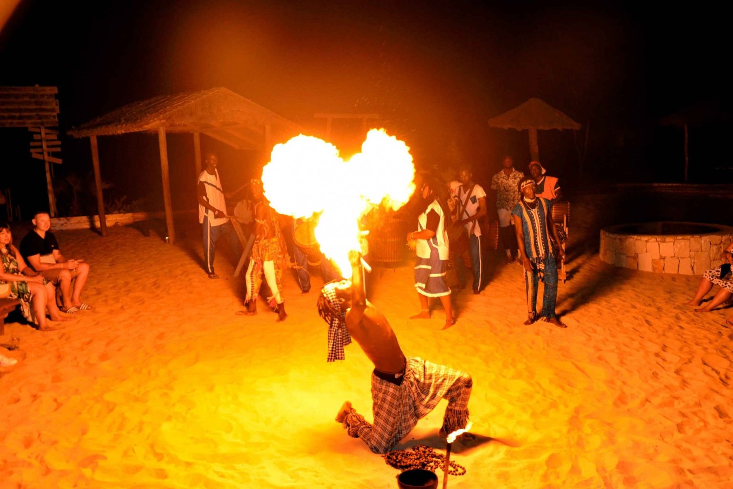 Boa Vista: cena al tramonto con tamburi africani e fuoco