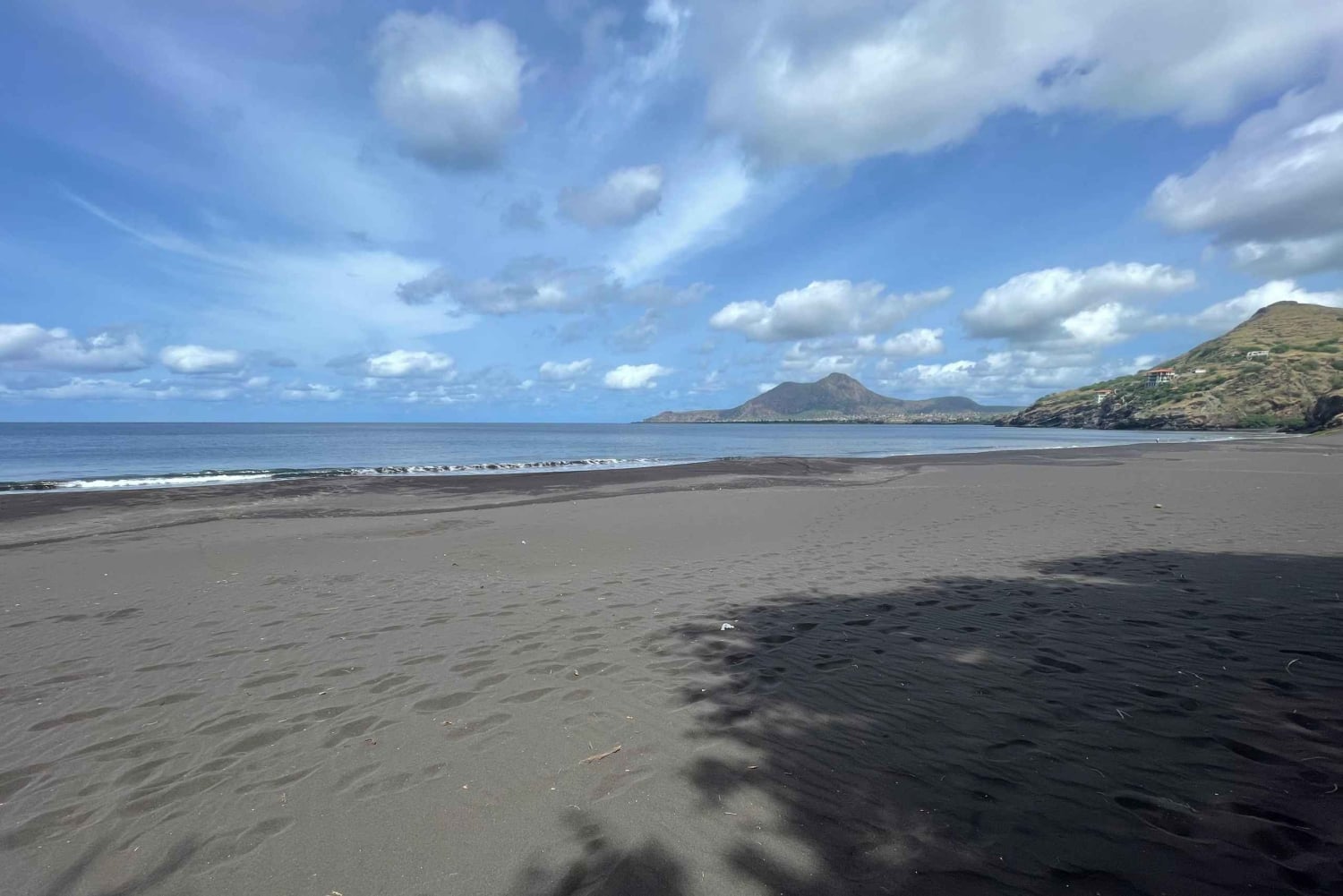 Upptäck den svarta sandstranden + den naturliga poolen