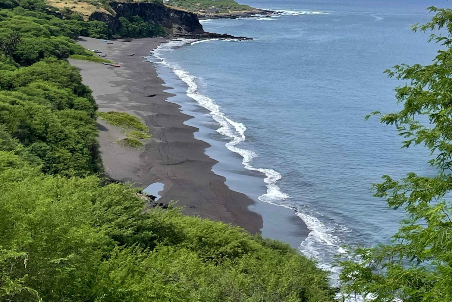 Upptäck den svarta sandstranden + den naturliga poolen