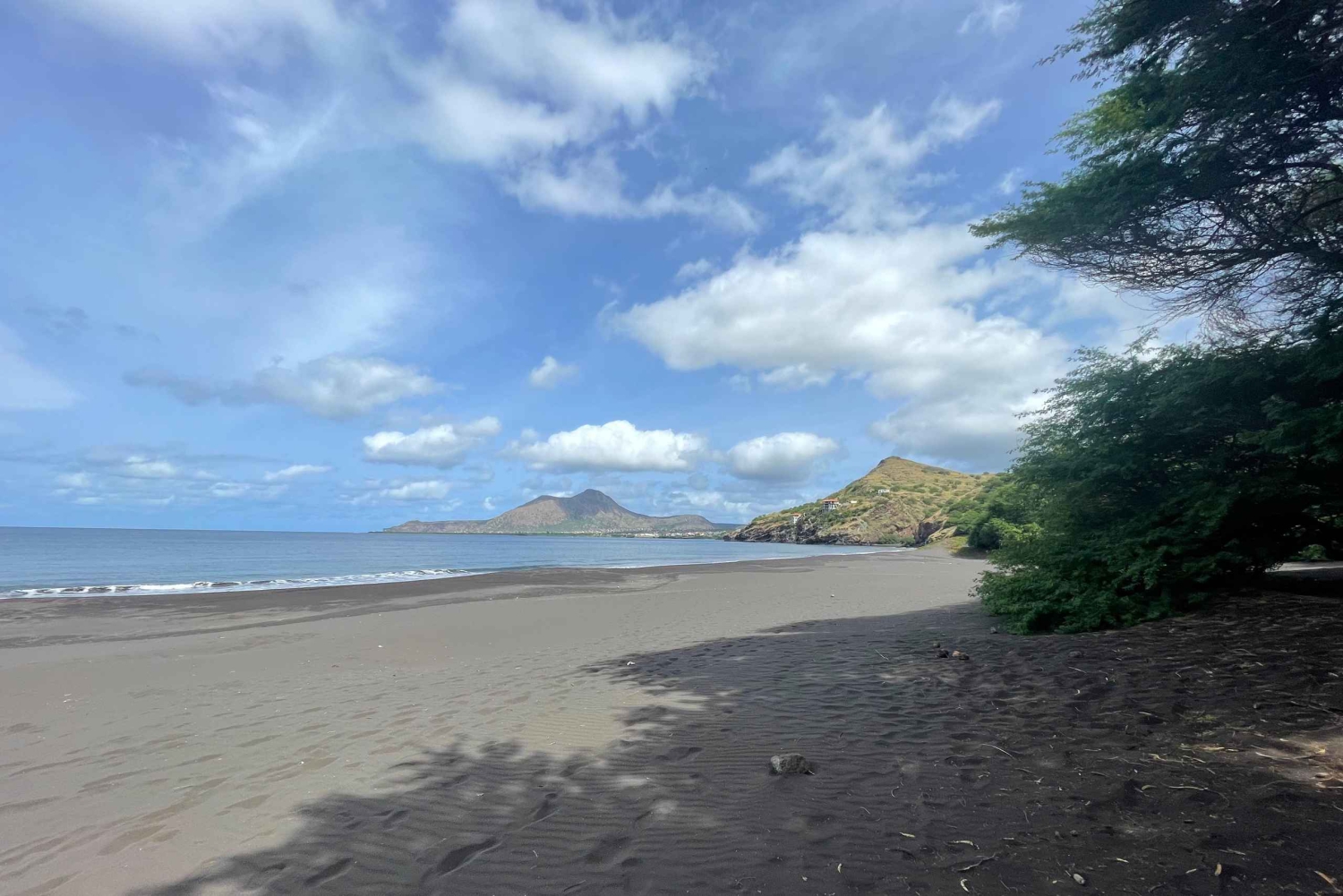 Upptäck den svarta sandstranden + den naturliga poolen