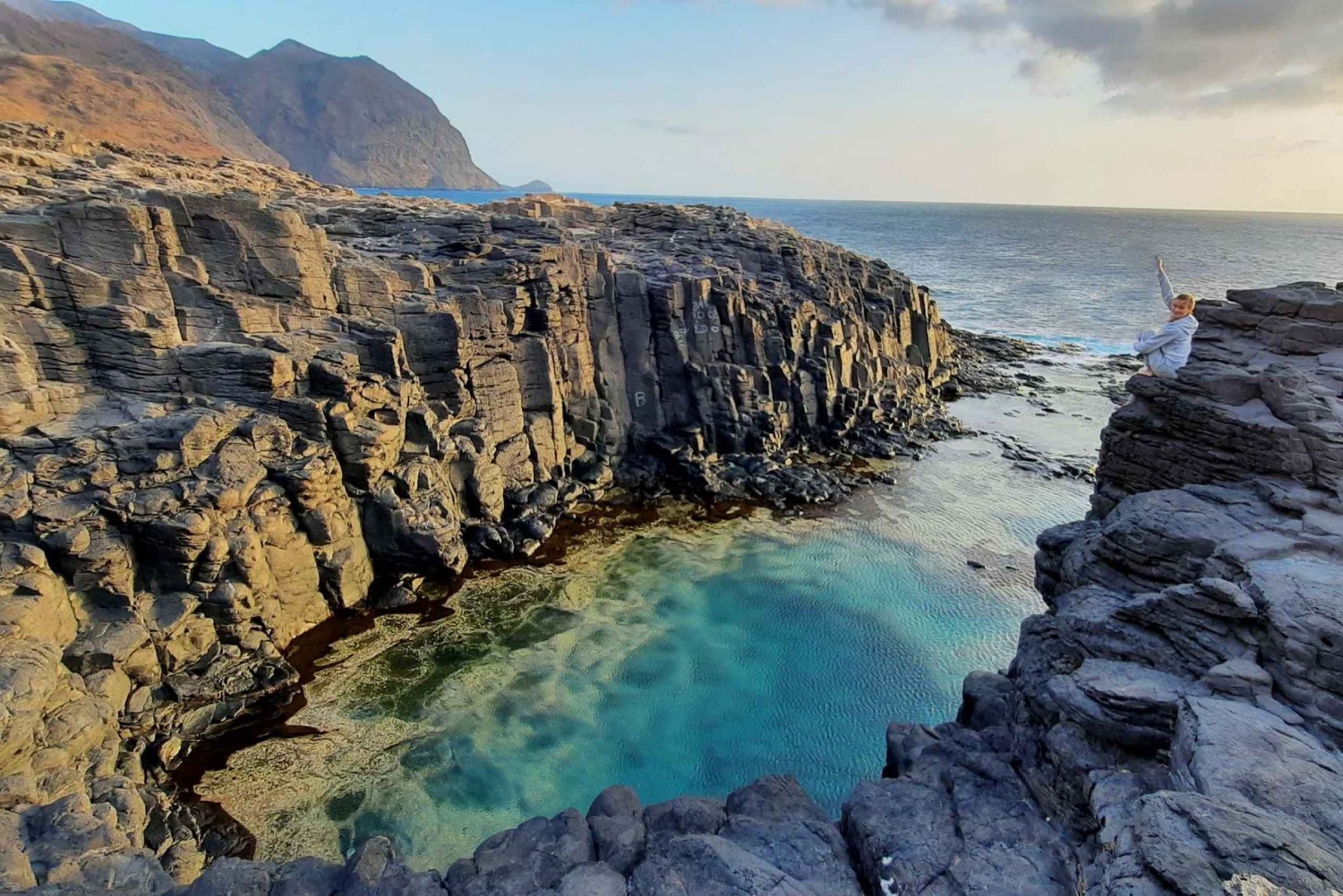 Upptäck den svarta sandstranden + den naturliga poolen