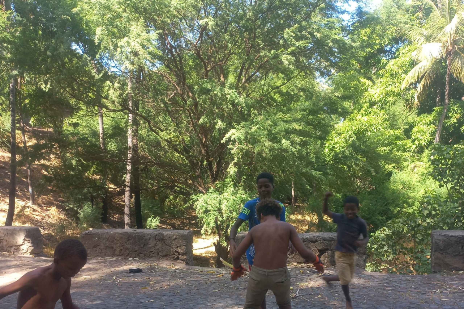 Upptäck den svarta sandstranden + den naturliga poolen