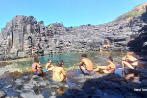 Upptäck den svarta sandstranden + den naturliga poolen