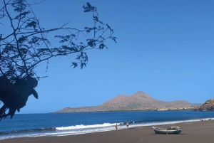 Upptäck den svarta sandstranden + den naturliga poolen