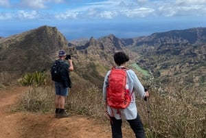 プライアから：セラ・マラゲタのハイキング（地元のランチとアソマダ訪問付き）