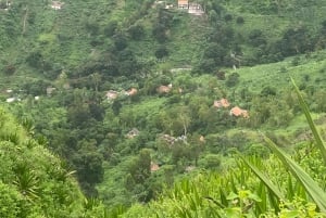 プライアから：セラ・マラゲタのハイキング（地元のランチとアソマダ訪問付き）