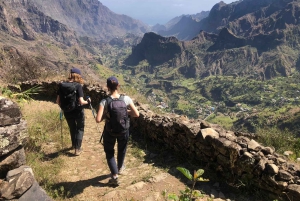 Caminhada da cratera do vulcão Cova até a Ribeira Paúl