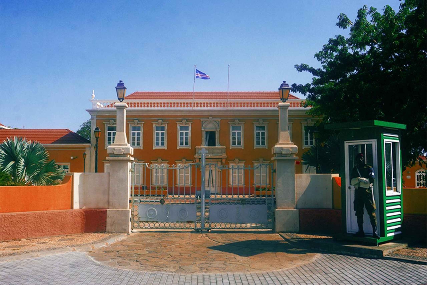 Praia: tour storico guidato a piedi e pranzo con la gente del posto