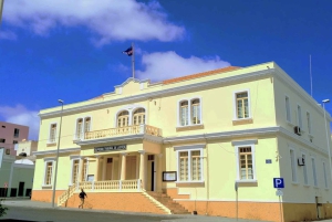 Praia: tour storico guidato a piedi e pranzo con la gente del posto