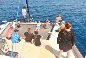 カーボベルデのサル島でキューバリブレのヨットに乗って海を楽しむ半日体験