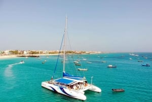 Croisière en catamaran sur l'île de Sal avec boissons et snacks à volonté