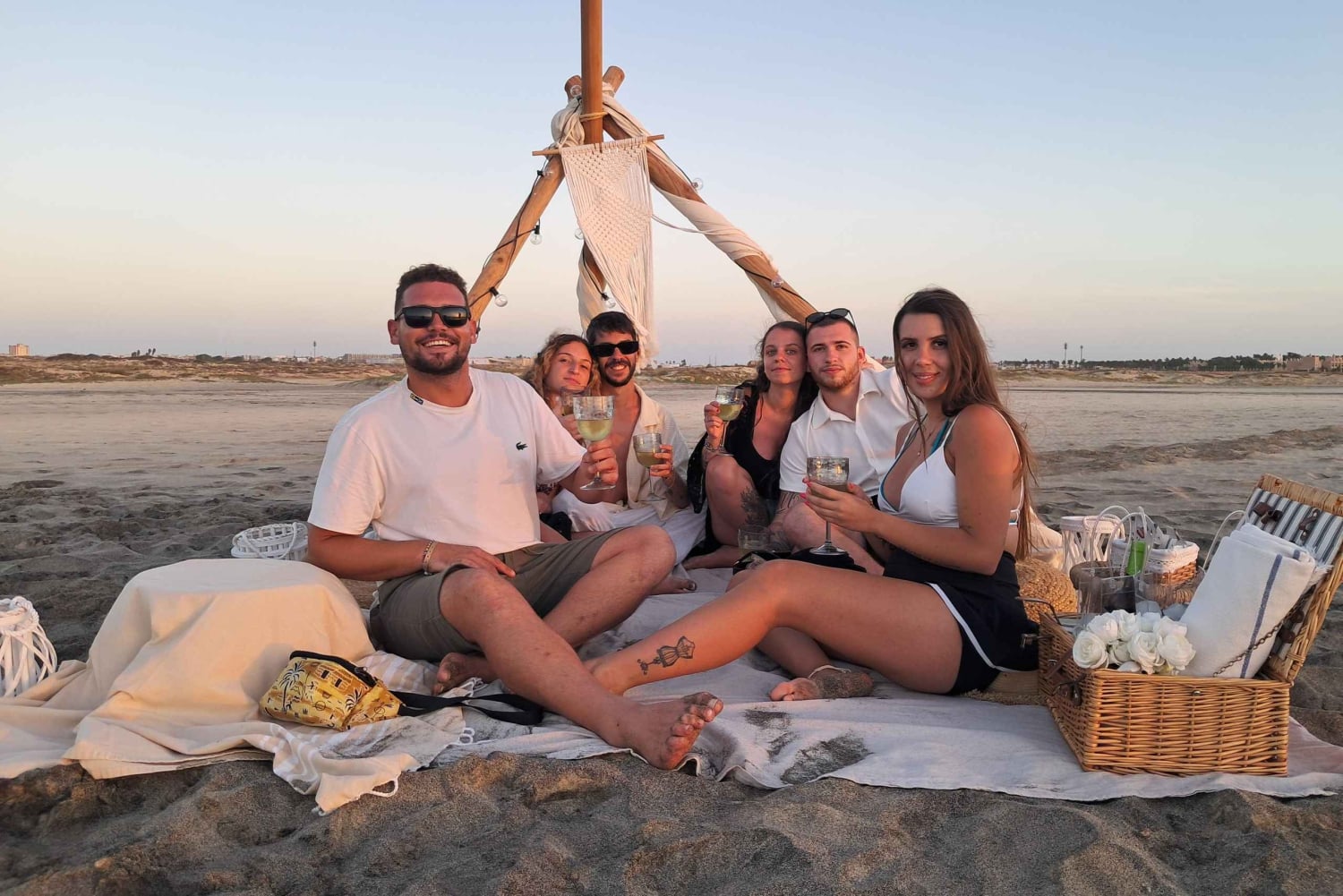 Sal: Escapada romántica al atardecer con vino y traslado de ida y vuelta