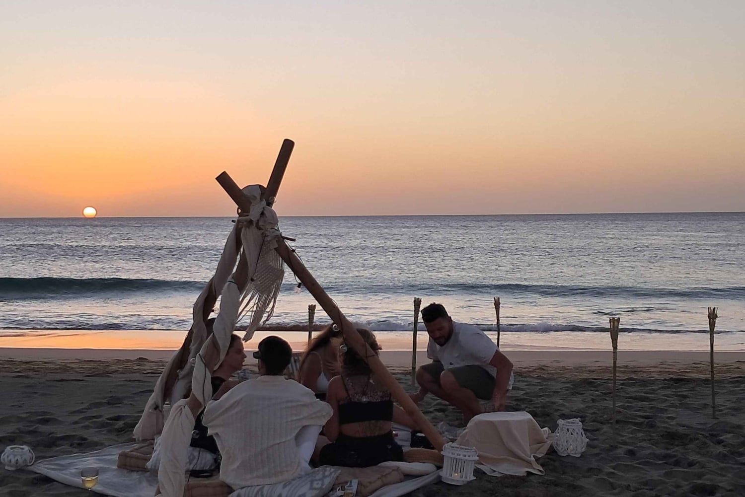 Sal: Escapada romántica al atardecer con vino y traslado de ida y vuelta