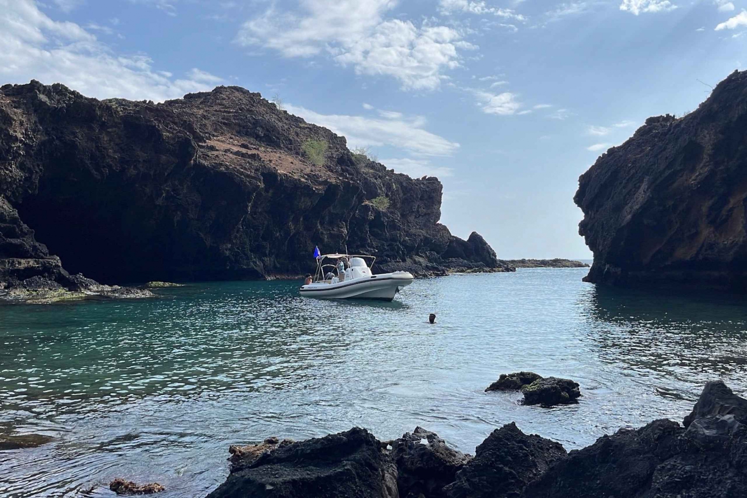 Tarrafal: Passeio de barco pelas cavernas de Águas Belas com mergulho com snorkel