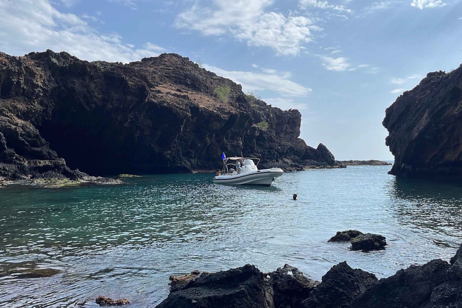 Tarrafal: Bådtur til Aguas Belas-grotterne med snorkling